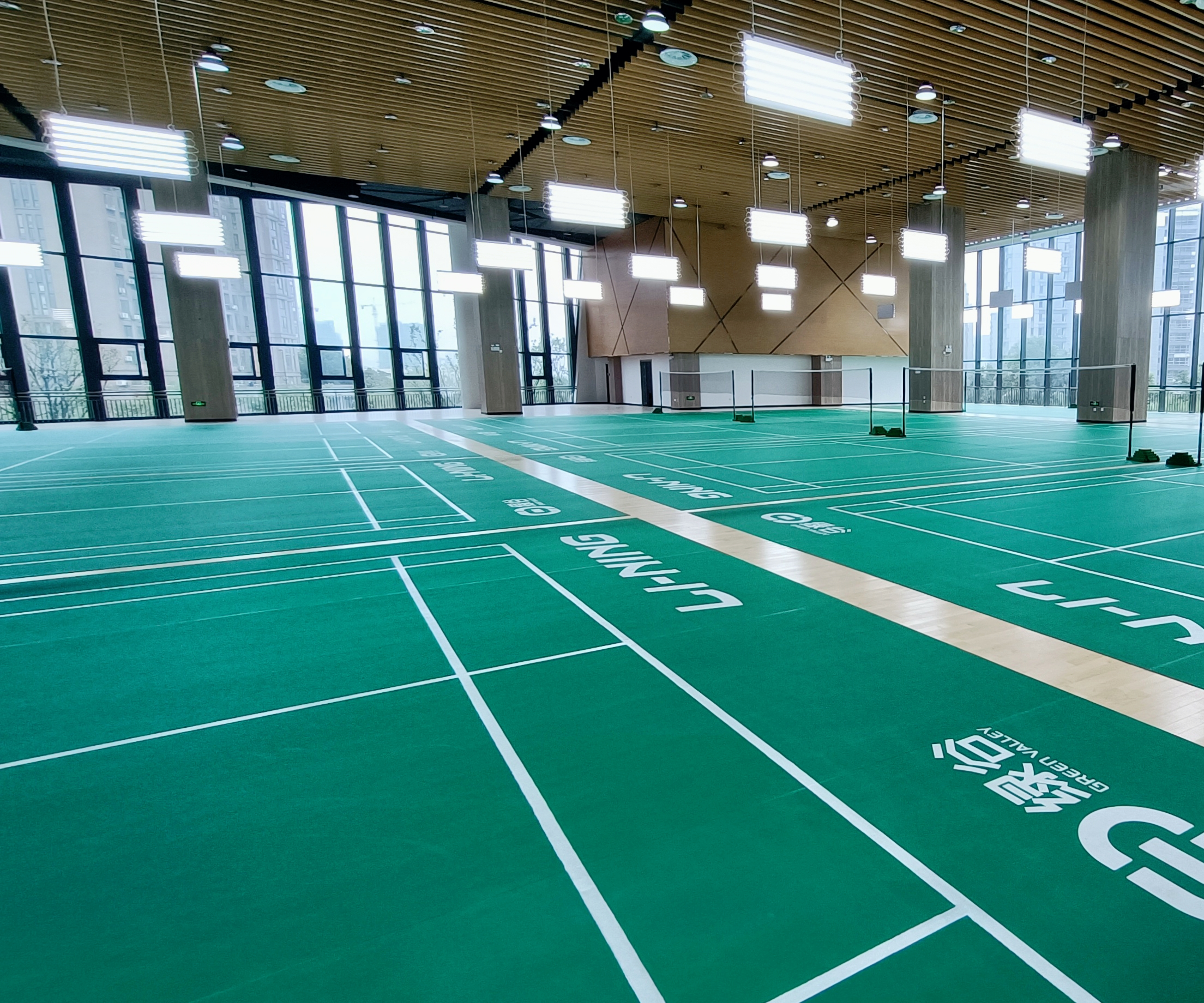 What are the characteristics of commercial flooring？