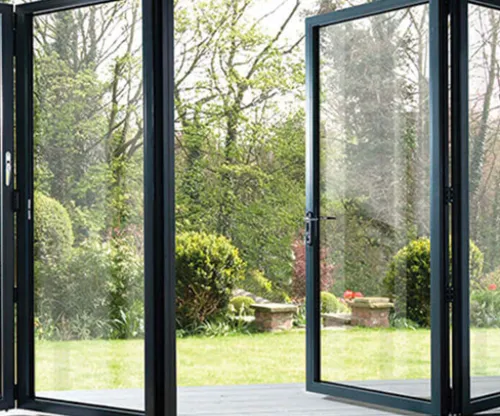 The difference between aluminum alloy doors and wooden doors