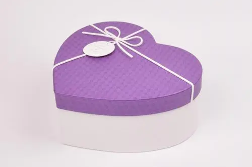 What are the design features of Gift Box?