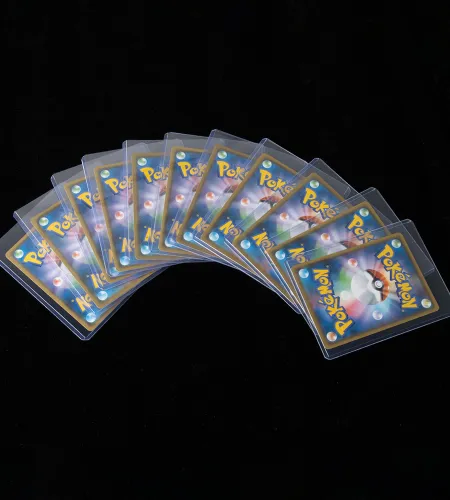 Chraňte a vystavujte své karty pomocí průhledného úložiště sběratelských karet
