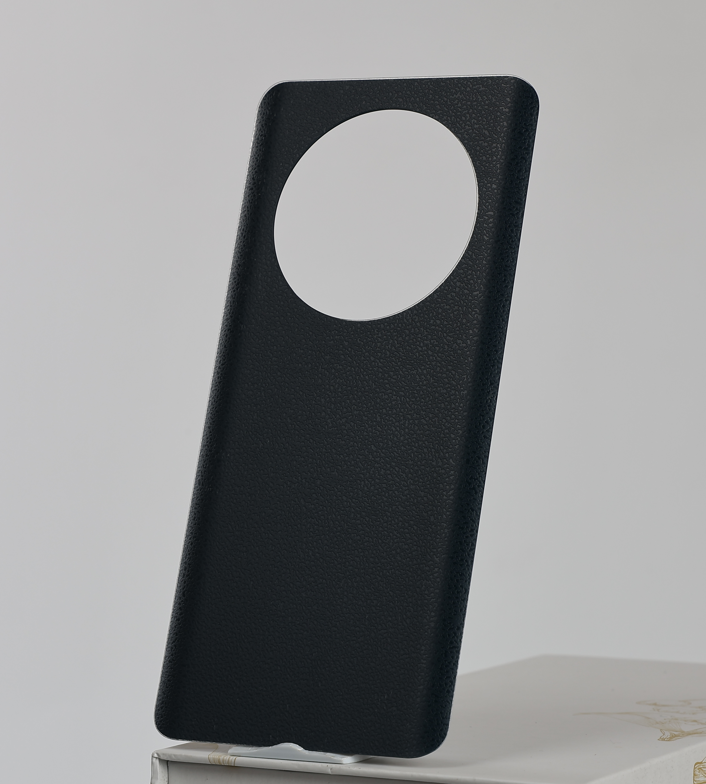 A Frosted Glass Back Cover Maintains Its Pristine Look with Minimal Cleaning.