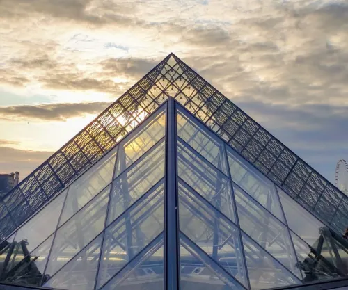 Various types of architectural glass should be selected according to the type and needs of the building