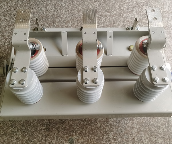 The difference between indoor and outdoor high-voltage isolation switch installation