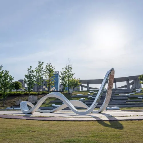 What is contemporary sculpture?